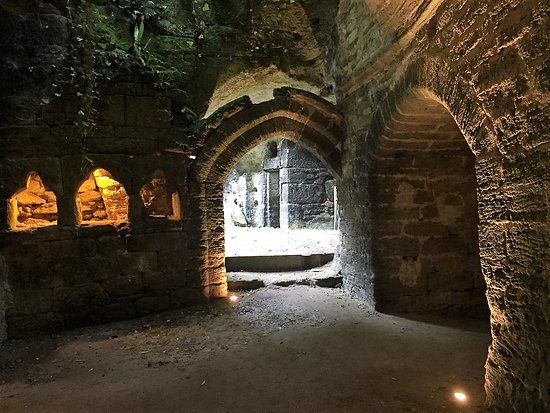 les Troglodytes et Sarcophages