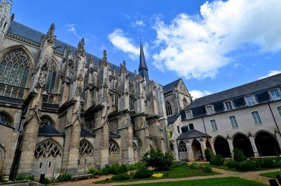 l'abbaye de la Trinité