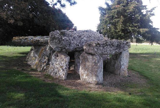 le dolmen de la Pierre Levée